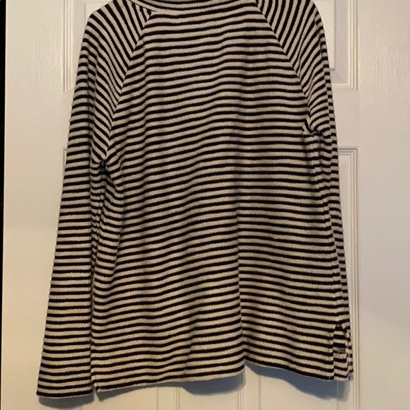 A very flattering sweater! - Picture 2 of 4